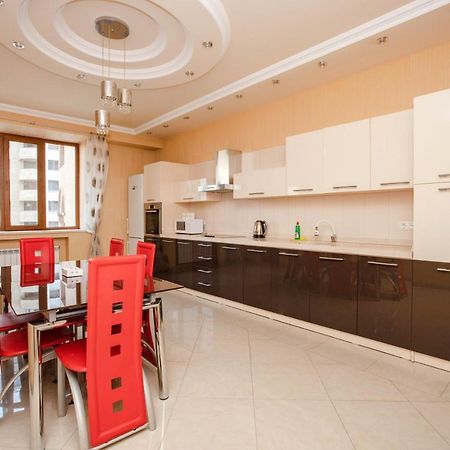 Stay Inn Apartments On Amiryan 4-6 เยเรวาน ภายนอก รูปภาพ