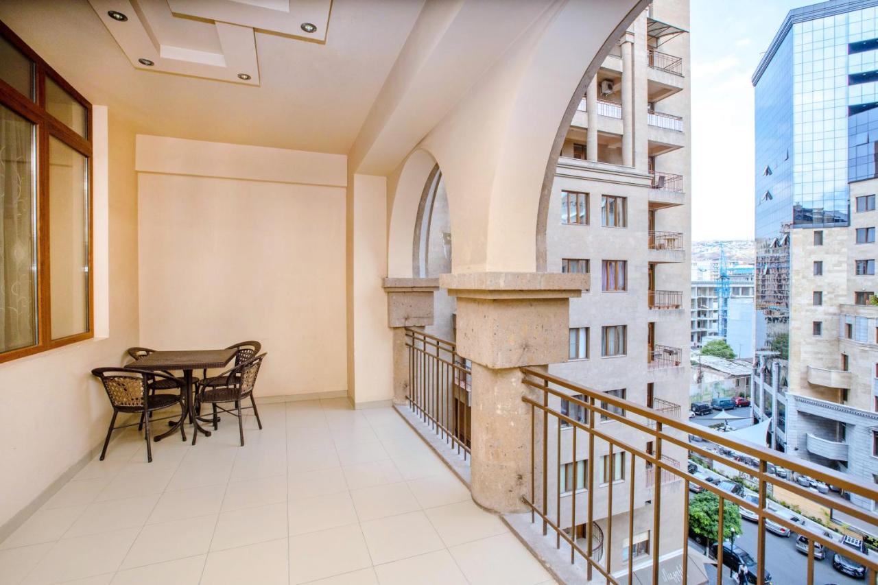 Stay Inn Apartments On Amiryan 4-6 เยเรวาน ภายนอก รูปภาพ