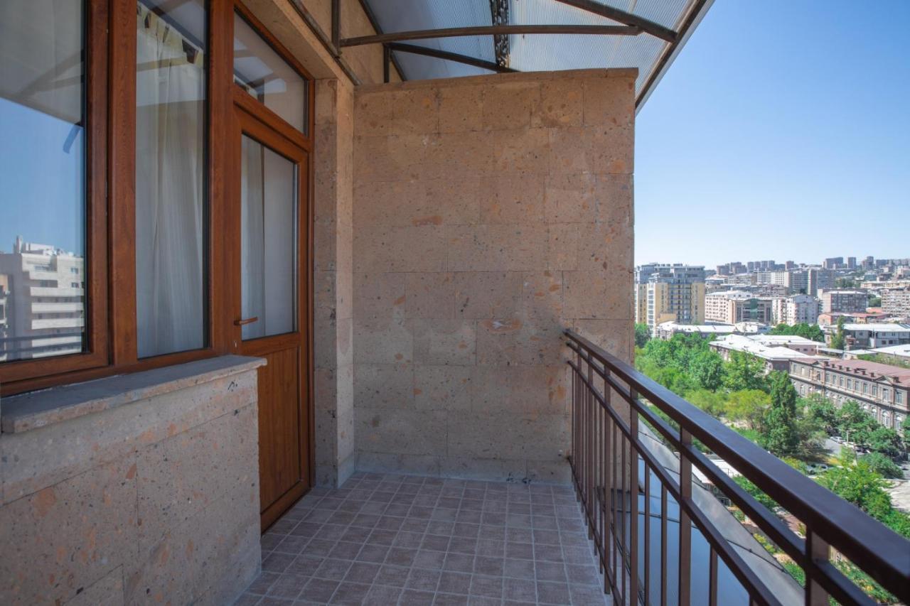 Stay Inn Apartments On Amiryan 4-6 เยเรวาน ภายนอก รูปภาพ