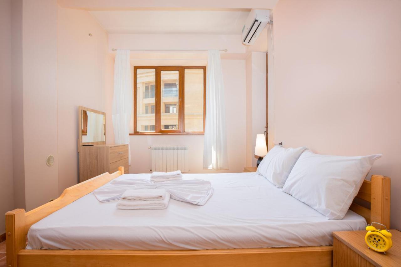 Stay Inn Apartments On Amiryan 4-6 เยเรวาน ภายนอก รูปภาพ