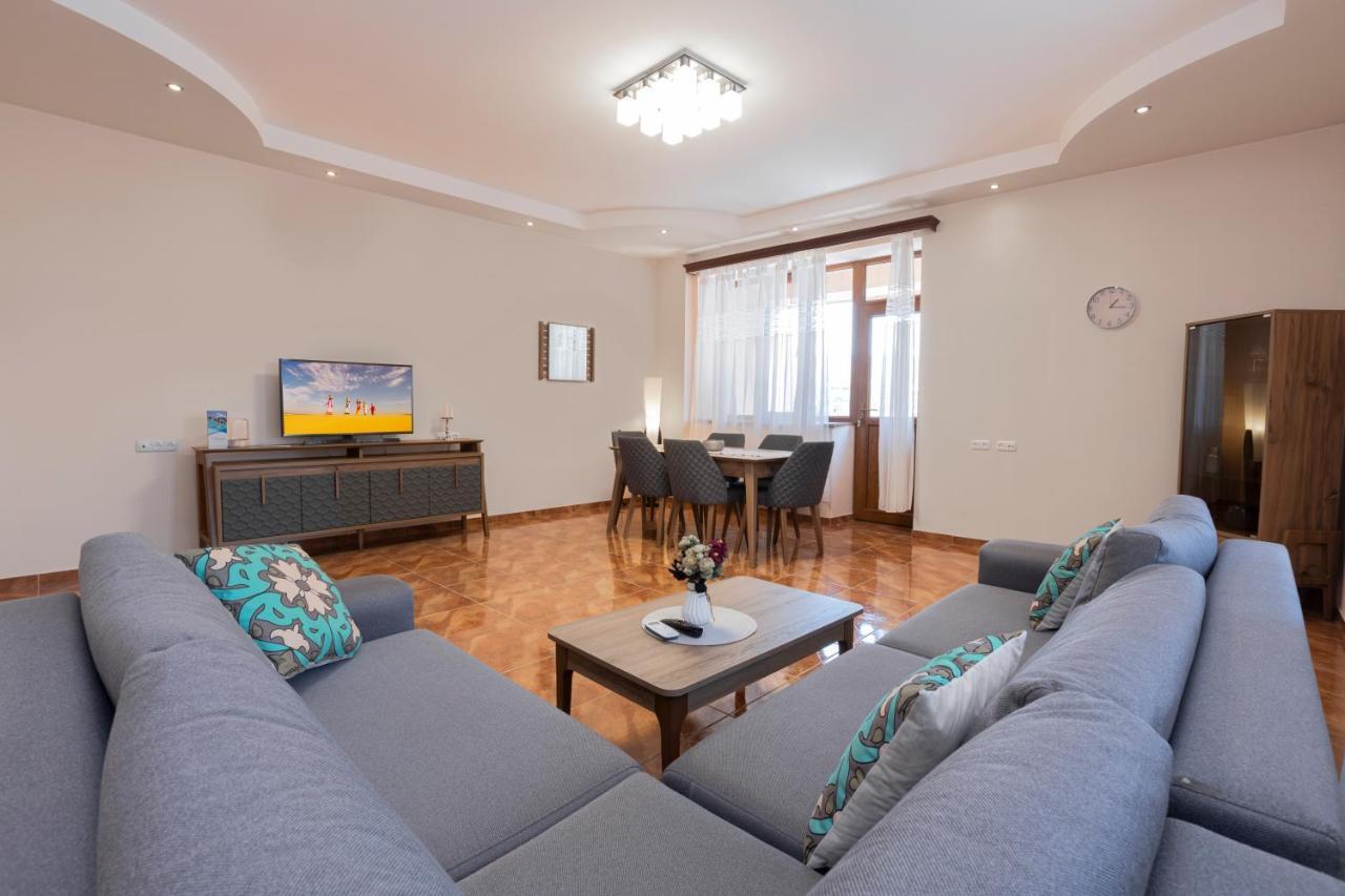 Stay Inn Apartments On Amiryan 4-6 เยเรวาน ภายนอก รูปภาพ